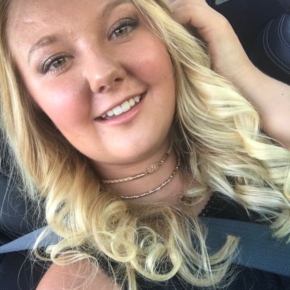 Meet your Posher, Alexis - Picture 3 of 3